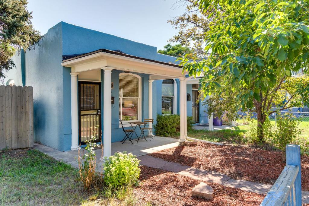 uma casa azul com uma mesa num quintal em Ideally Located Denver Townhome with Deck! em Denver