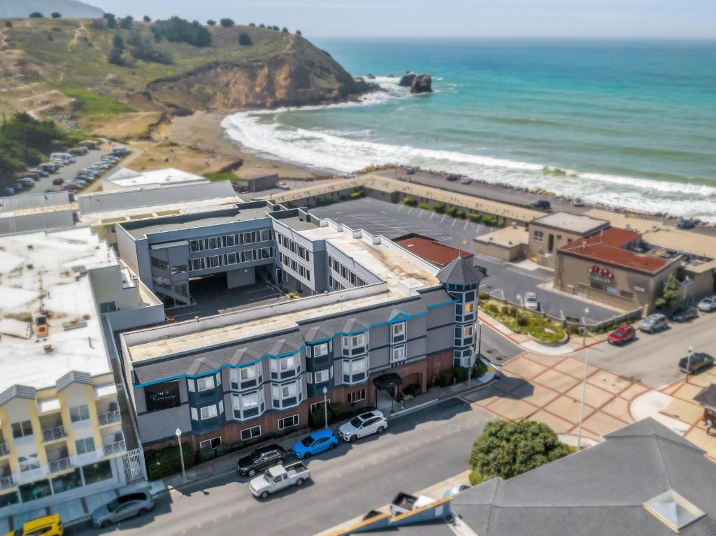 z powietrza widok na miasto i ocean w obiekcie Inn at Rockaway San Francisco Pacifica w mieście Pacifica