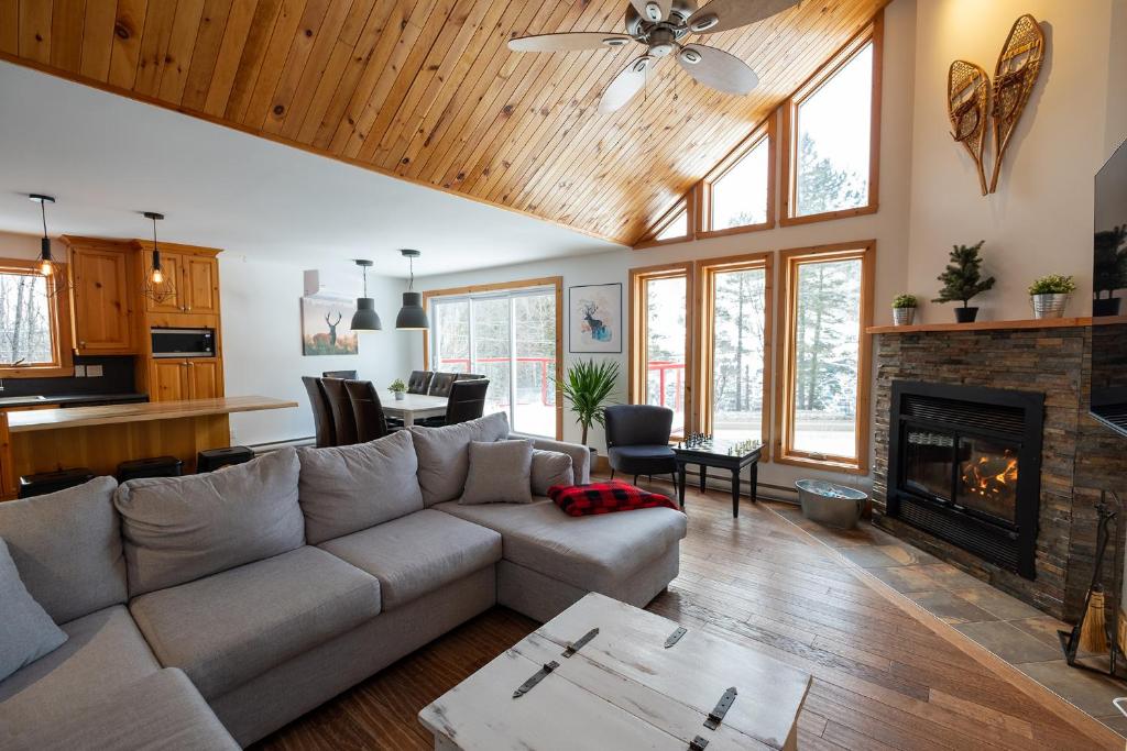 uma sala de estar com um sofá e uma lareira em Le 583 Stoneham CITQ#239,960 em Stoneham