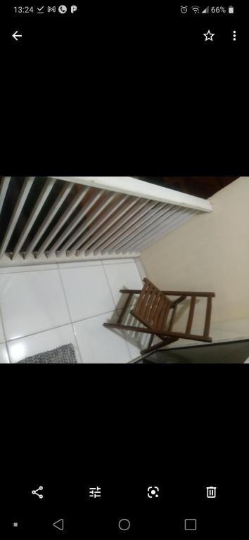 una foto de una escalera con una silla debajo en Cantinho do sossego, en Igarapé