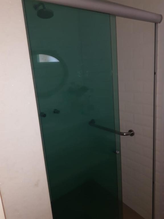 zielone szklane drzwi z uchwytem w pokoju w obiekcie Posto6 w mieście Rio de Janeiro