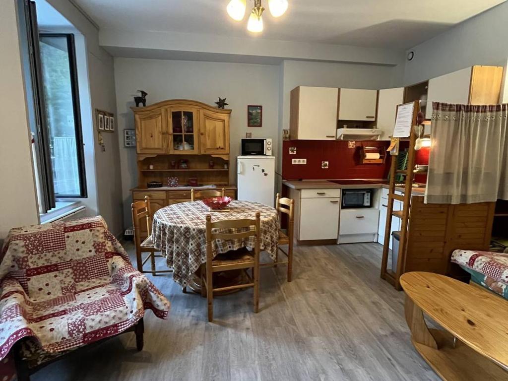 salon ze stołem i kuchnią w obiekcie Appartement T2 bis Cauterets - 50m télécabine et Thermes - 4/6 pers - parking gratuit - FR-1-234-300 w mieście Cauterets