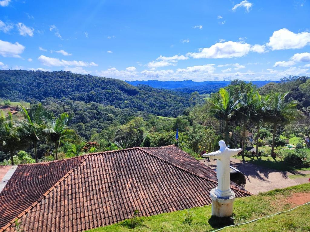 a white cross on top of a house at Chácara Nefer Akhet in Domingos Martins