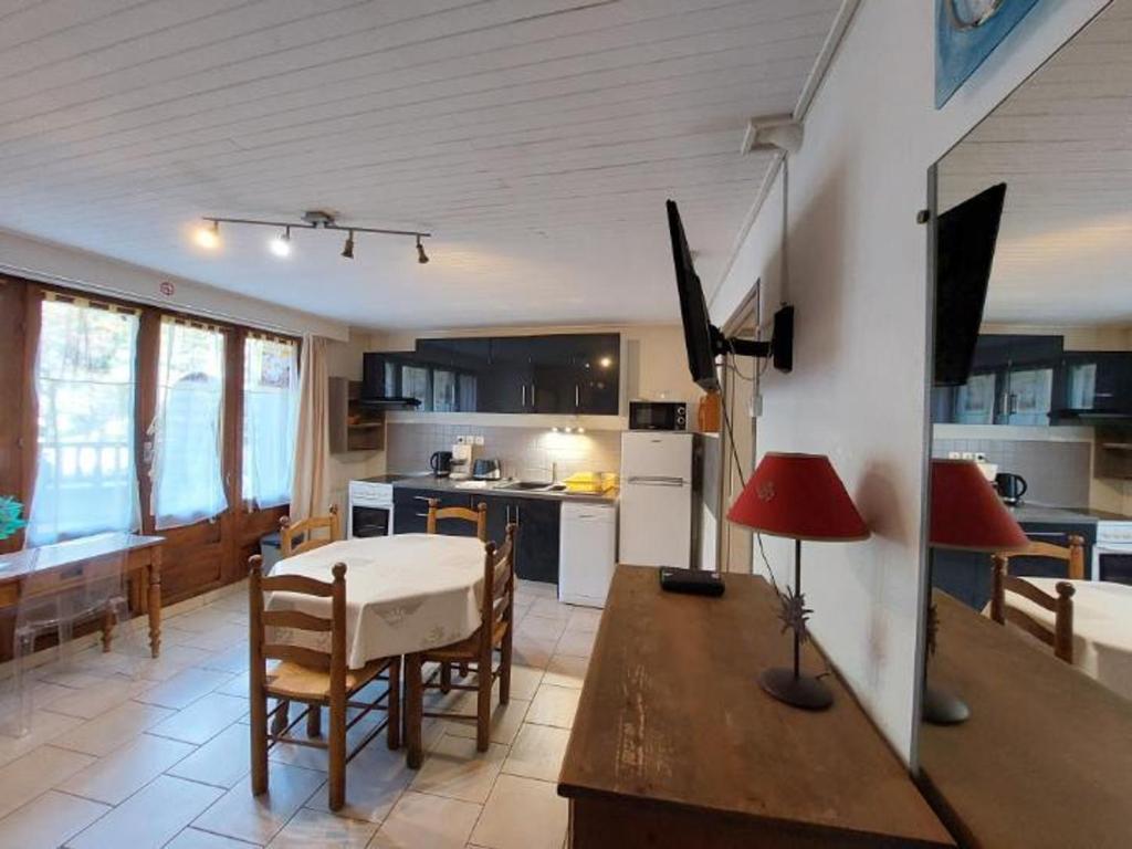 une cuisine et une salle à manger avec une table et des chaises dans l'établissement Charmant T2 à Brides-les-Bains avec terrasse et animaux admis - FR-1-512-263, à Brides-les-Bains