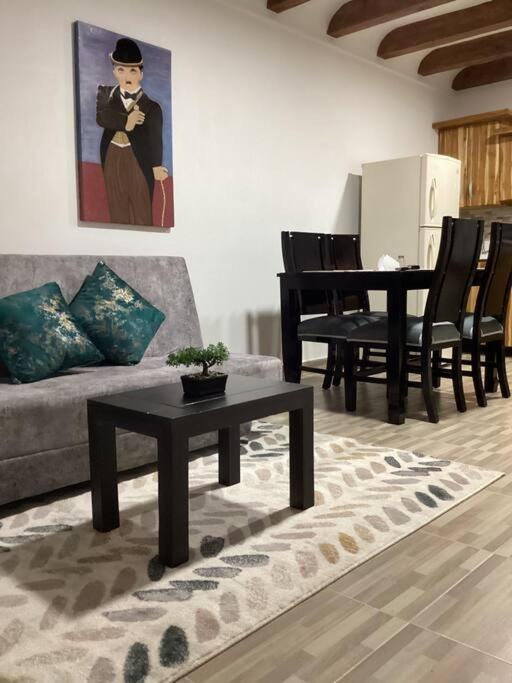 a living room with a couch and a table at Apartamento en Rionegro cerca del aeropuerto in Rionegro