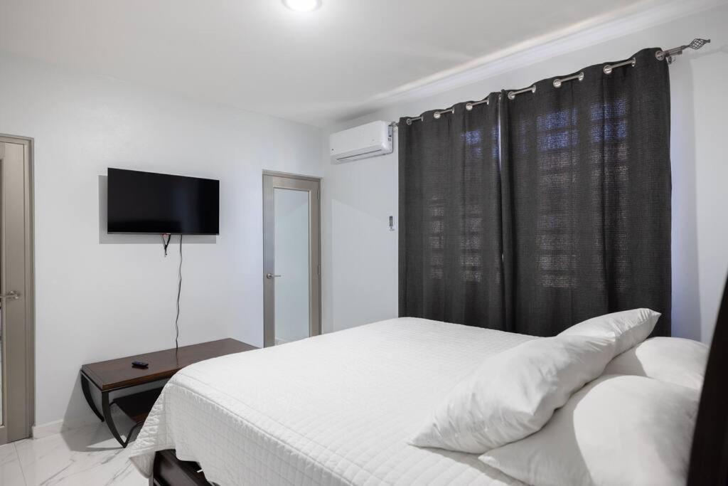 TV a/nebo společenská místnost v ubytování Ramey Cir D, near airport, beaches W/KING Bed.