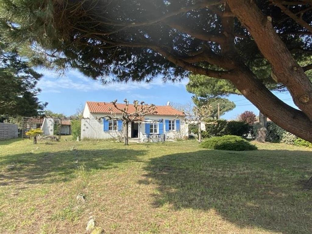 Biały dom z czerwonym dachem na dziedzińcu w obiekcie Maison 5 pièces près de la plage, jardin clos, 8 couchages – Saint-Georges-d’Oléron - FR-1-246A-175 w mieście Saint-Georges-dʼOléron