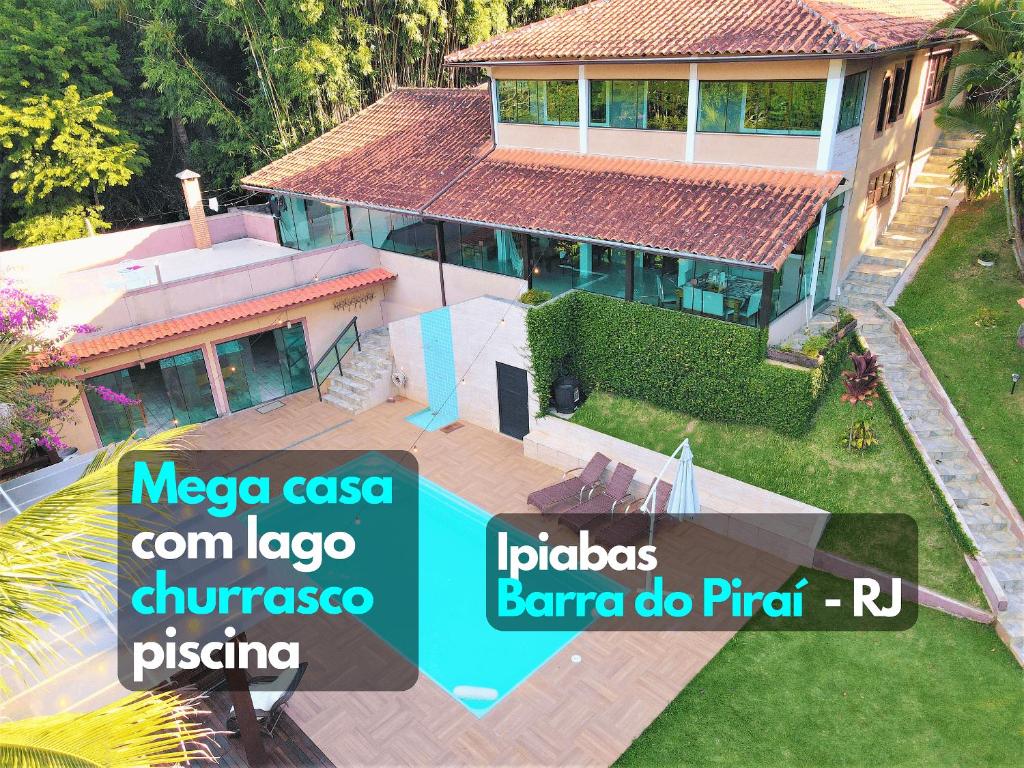 una vista aérea de una casa con jardín en Mega Casa em sítio churrasco piscina em Ipiabas RJ, en Barra do Piraí