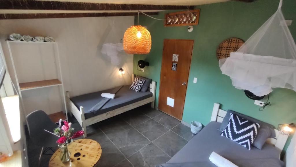 ein Wohnzimmer mit einem Sofa und einem Tisch in der Unterkunft Finca Hostal Bolivar - Casa Mango in Minca