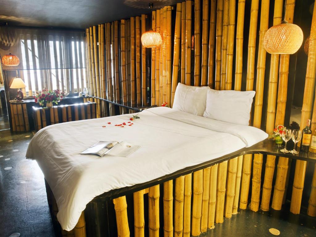 Postel nebo postele na pokoji v ubytování Thang Long Espana Hotel