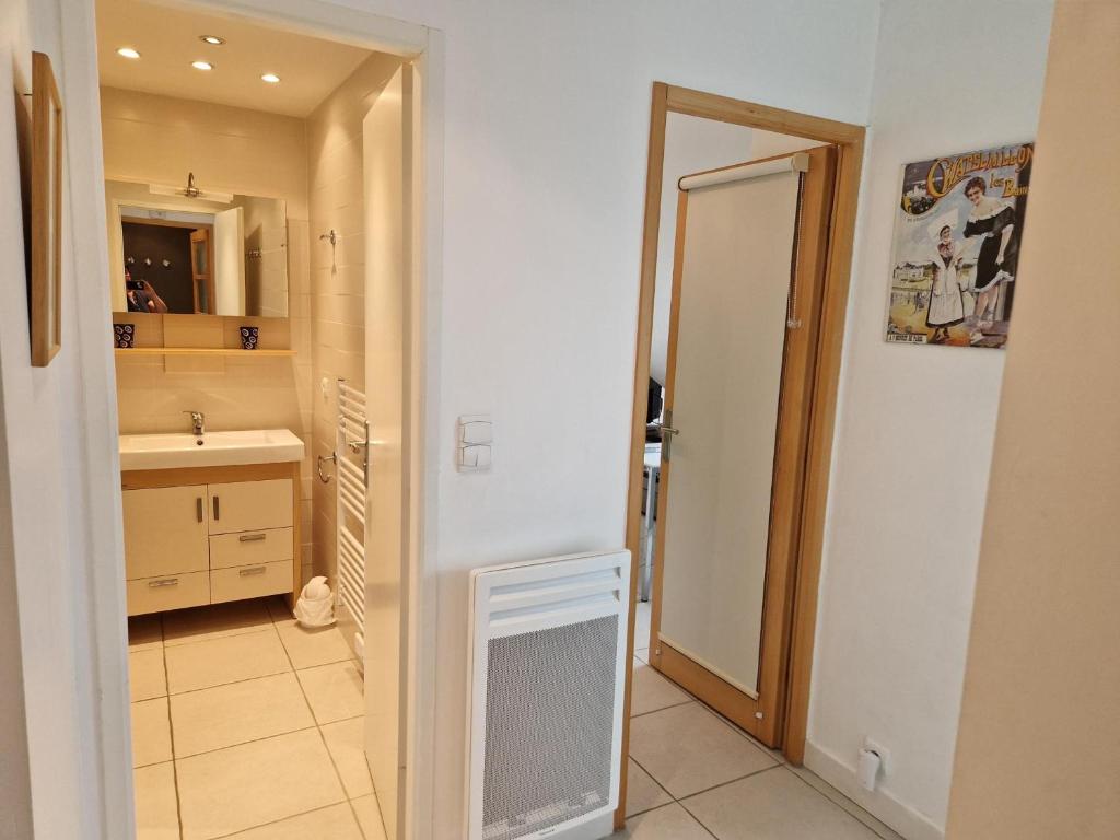 a bathroom with a sink and a mirror at Appartement Châtelaillon-Plage, 2 pièces, 4 personnes - FR-1-706-2 in Châtelaillon-Plage