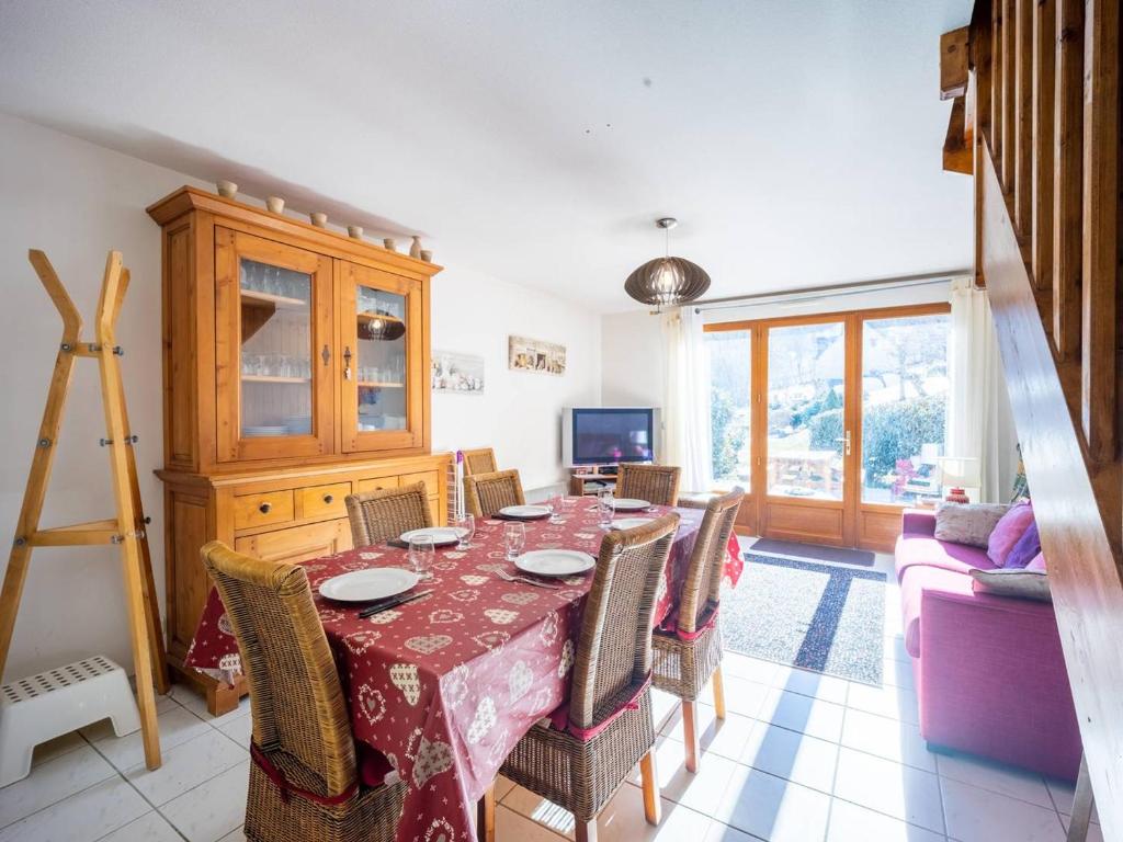 a dining room with a table and chairs at Appartement 8 personnes à Génos - Wifi, près du lac - FR-1-695-22 in Génos