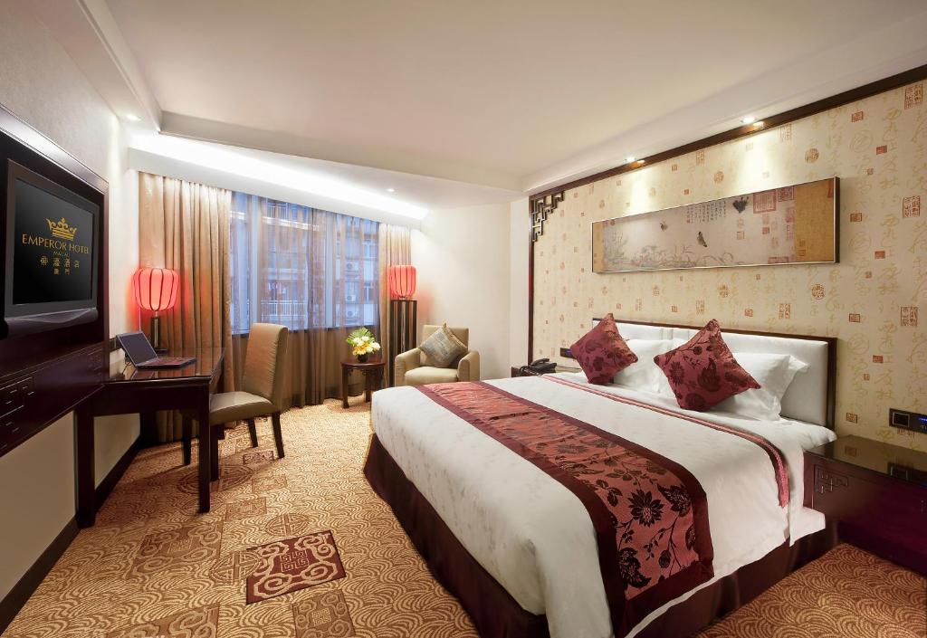 Postel nebo postele na pokoji v ubytování Emperor Hotel