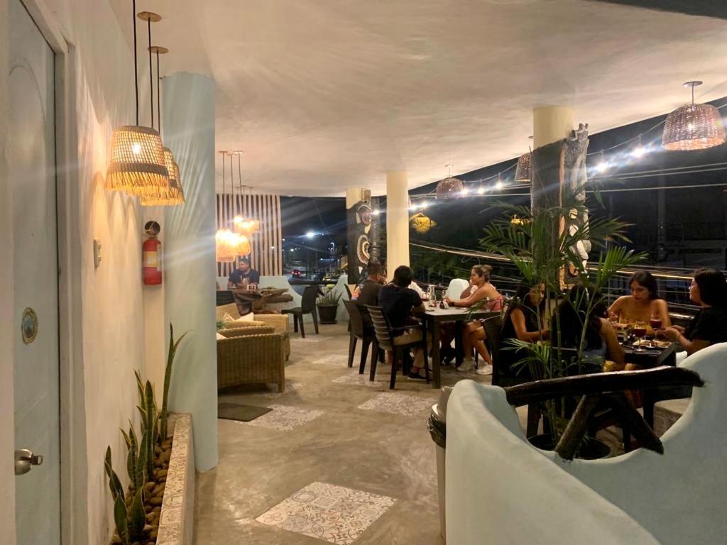 un gruppo di persone seduti ai tavoli in un ristorante di La Tablita a Zorritos