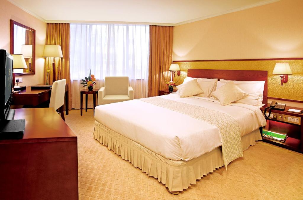 Postel nebo postele na pokoji v ubytování Emperor Hotel