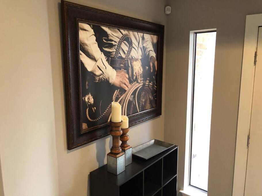 una pintura en una pared con una vela en una mesa en Upscale Retreat Near NRG/Med Ctr en Houston