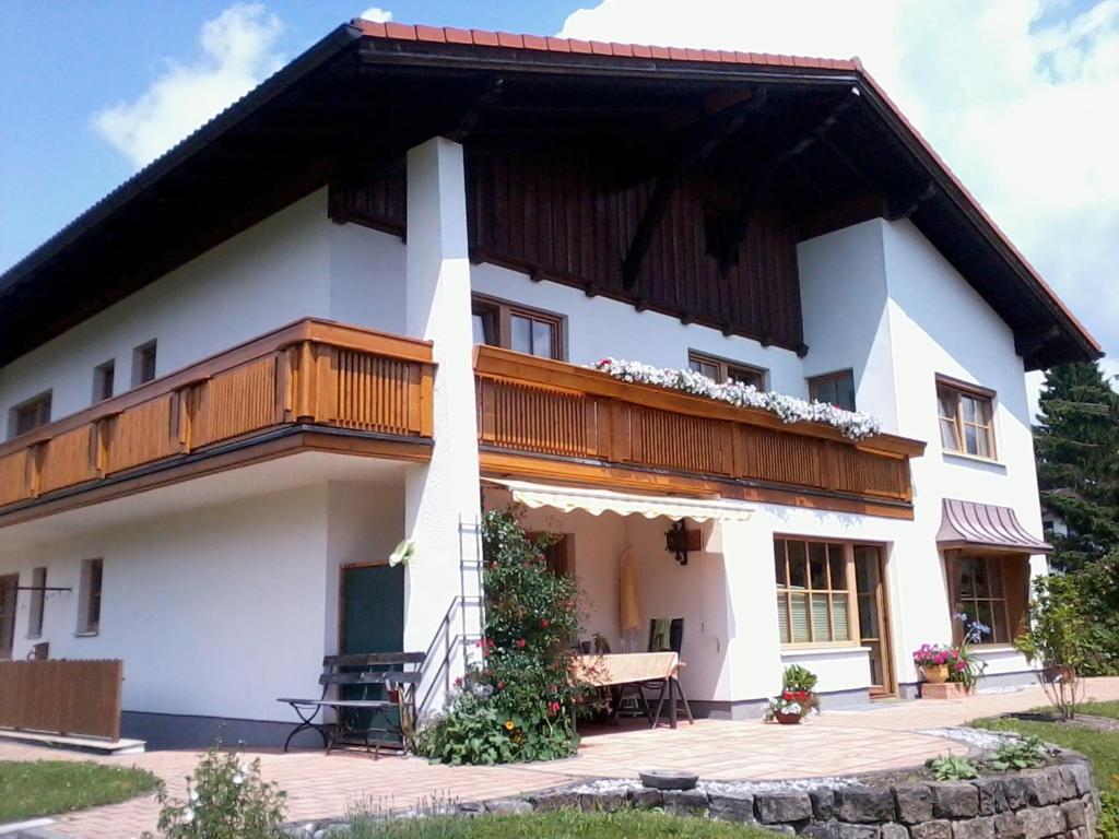 a large white house with a balcony at Ferienwohnung Stickler in Reutte