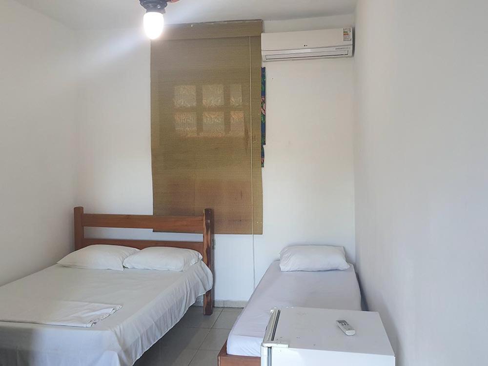 um quarto com duas camas e uma janela em Sunrise Inn - Pousada Nascer do Sol em Ituberá