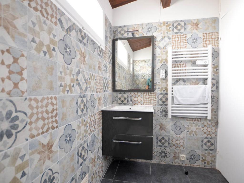 une salle de bain avec un lavabo et un miroir dans l'établissement Villa 4P à La Palmyre, proche plage, 7 pers, patio, barbecue, animaux admis - FR-1-705-38, aux Mathes