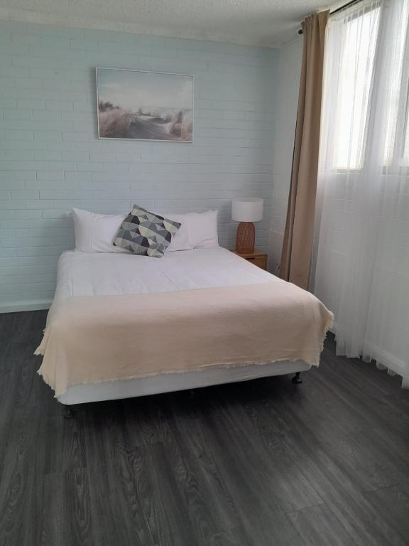 Postel nebo postele na pokoji v ubytování Little Coogee Hotel