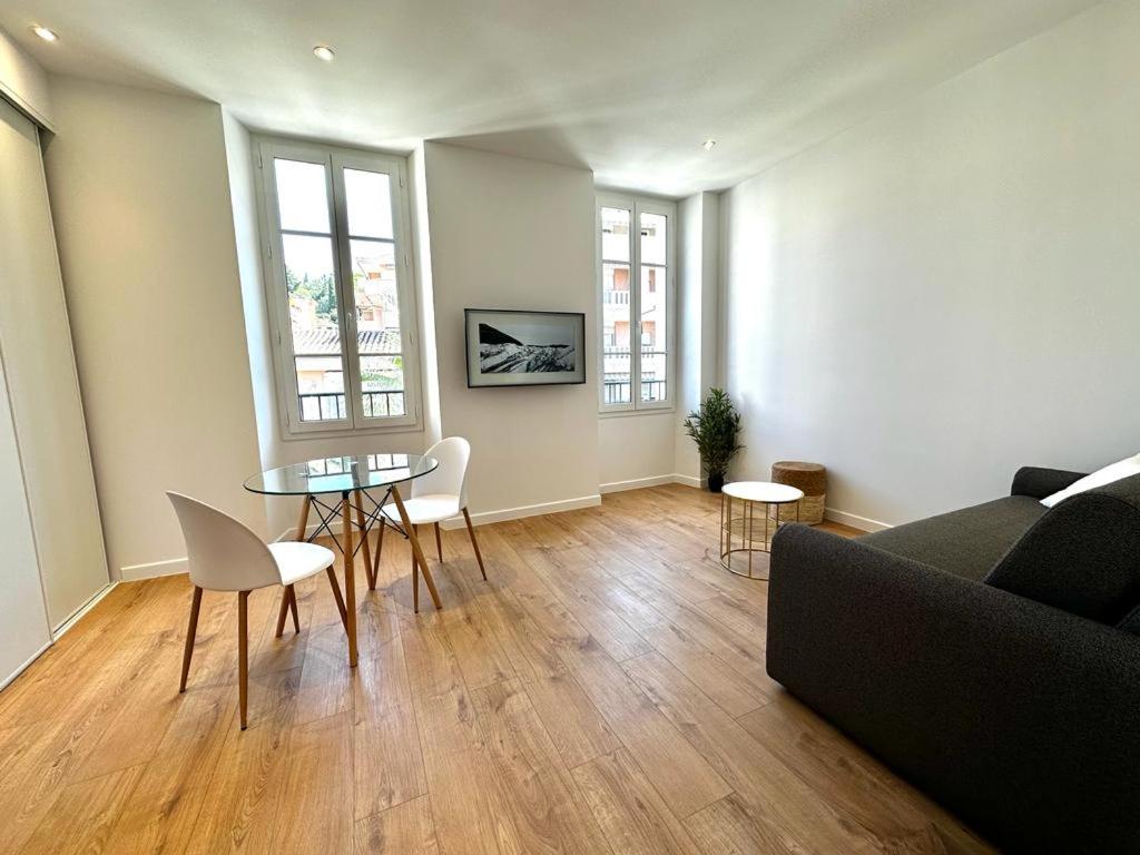 TV a/nebo společenská místnost v ubytování Résidence Terminus - appartements