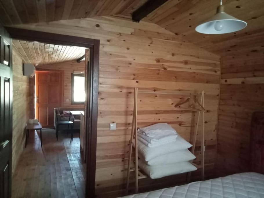 una camera con una parete in legno, un letto e asciugamani di Doğal,Kaliteli,Huzurlu,Avantajli a Döşeme