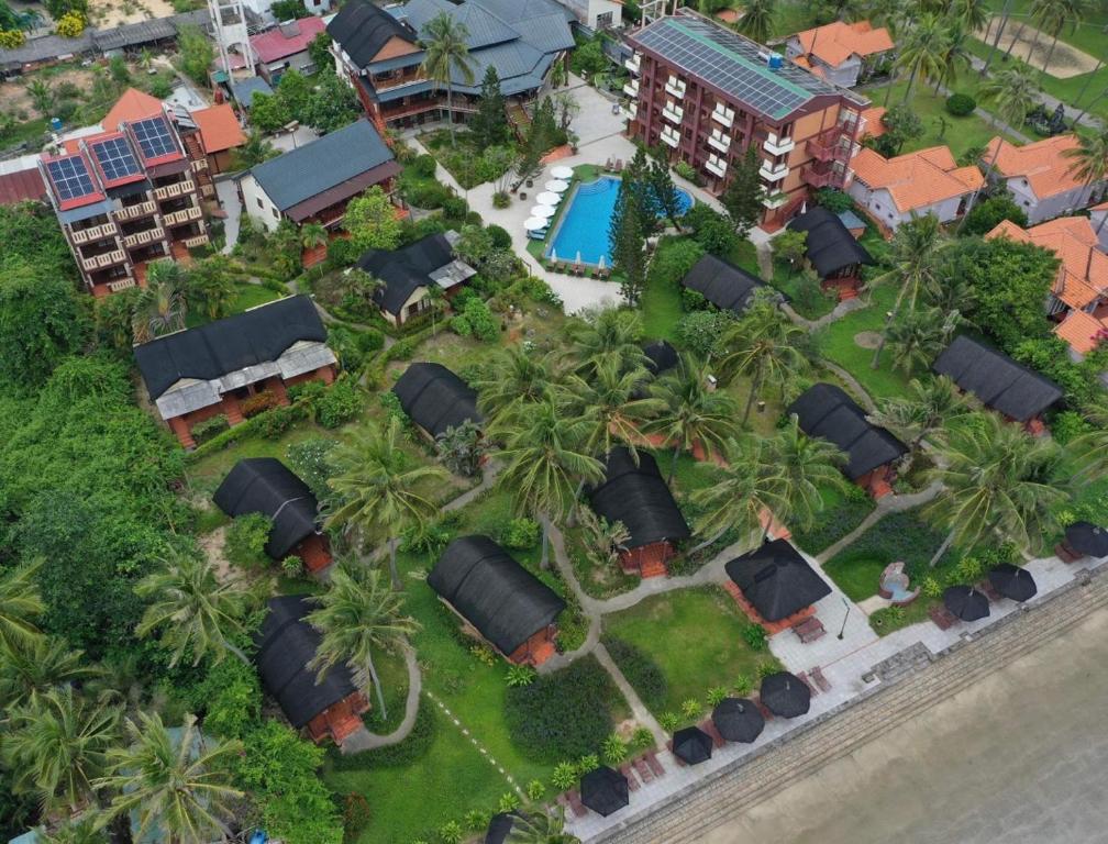 una vista aérea de un complejo con palmeras en Little Muine Cottages Resort, en Mui Ne
