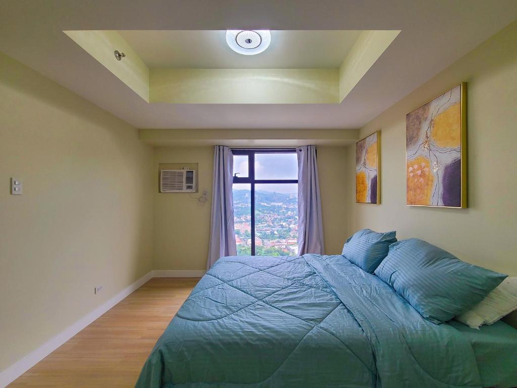 Un dormitorio con una cama grande y una ventana en 1 Bedroom Suite-City View- Horizons 101, en Cebú