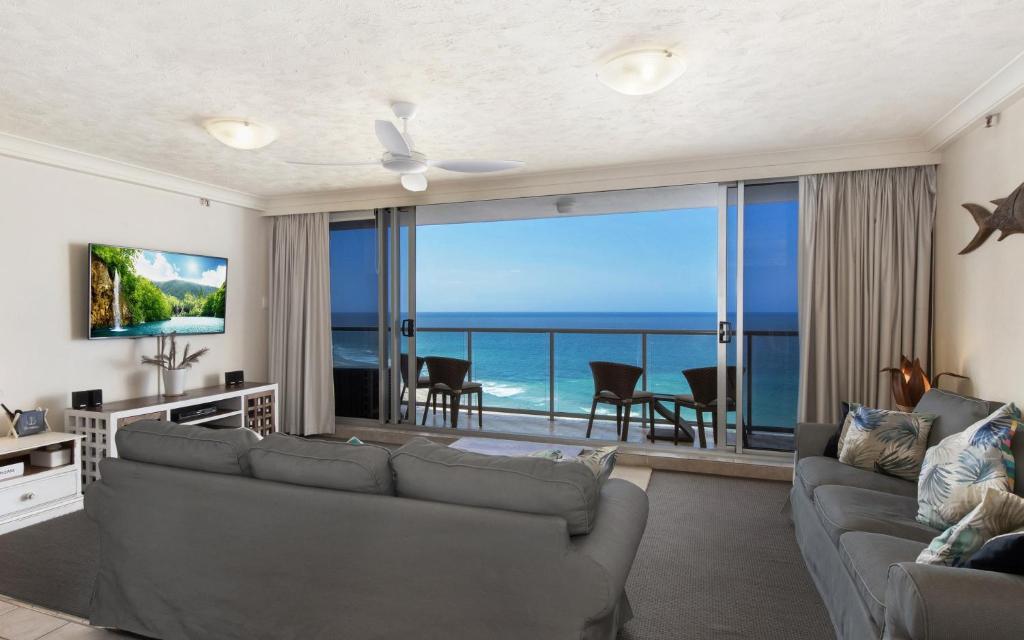 ein Wohnzimmer mit Meerblick in der Unterkunft Peninsula 21b in Gold Coast