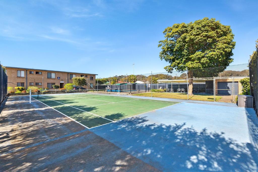 Tennis ja/või seinatennis majutusasutuses Apollo Unit 1 - Ground Floor - A Block või selle läheduses