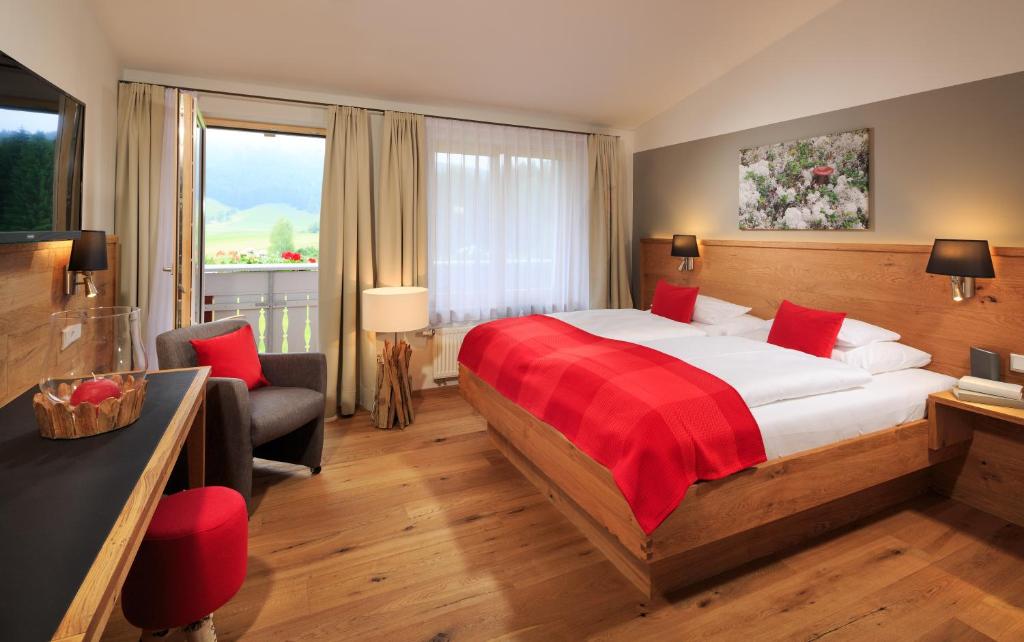 Postel nebo postele na pokoji v ubytování Hotel Natur-Landhaus Krone