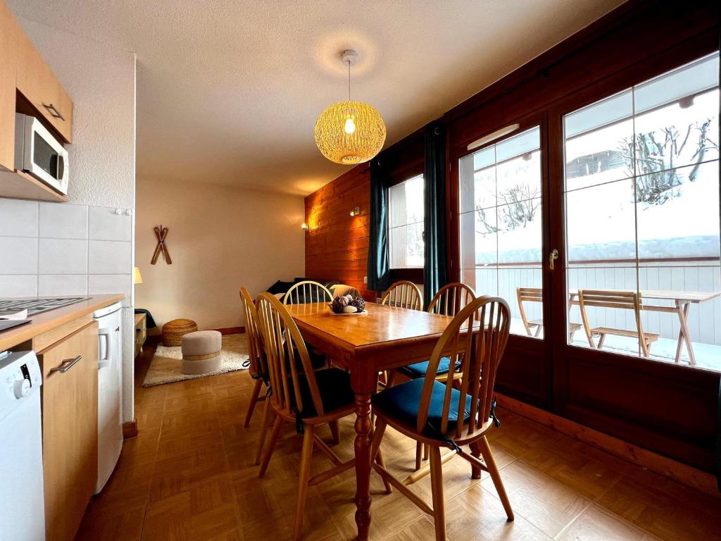 弗呂梅的住宿－Appartement Flumet, 3 pièces, 6 personnes - FR-1-505-189，厨房以及带桌椅的用餐室。