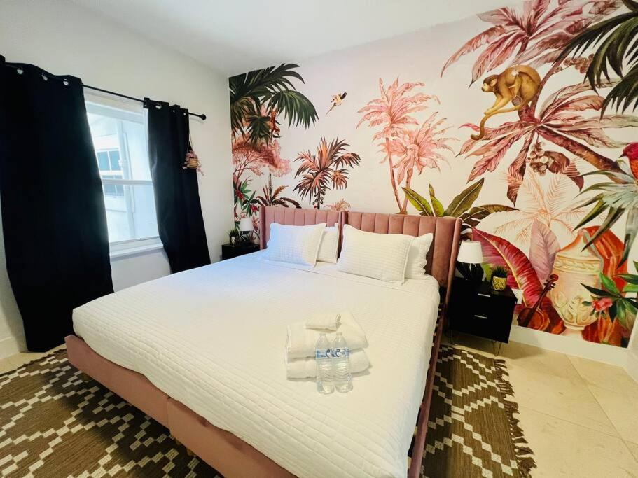 um quarto com uma cama com papel de parede tropical em Miami Oasis: Private House, Backyard and BBQ em Miami