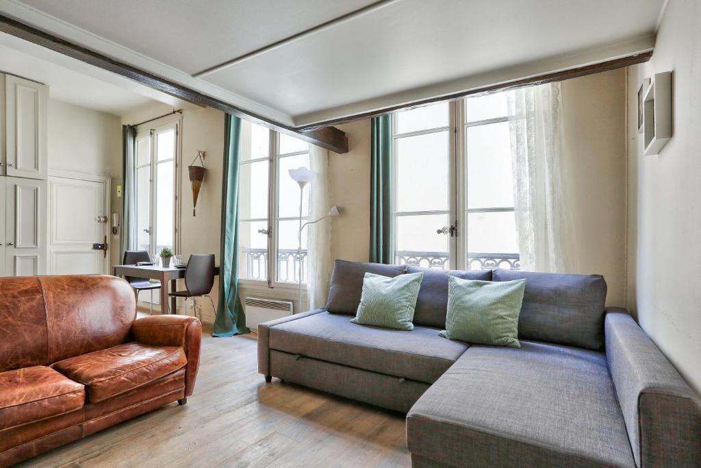 un salon avec un canapé et une chaise dans l'établissement Studio Mezzanine Quartier Luxembourg Free Netflix, à Paris