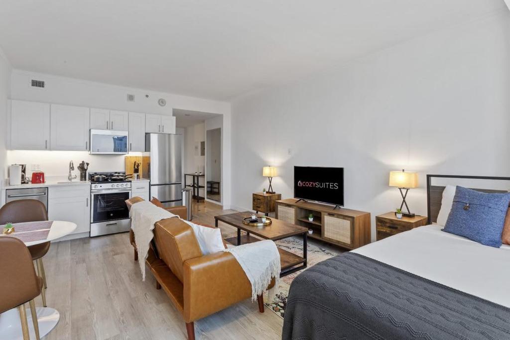 Cet appartement comprend une chambre avec un lit et un salon avec une cuisine. dans l'établissement Boardwalk CozySuites Condo w kitchen 51, à Atlantic City