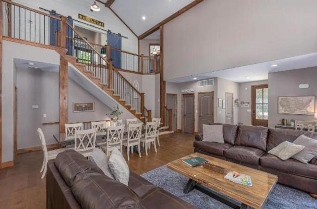 SPACIOUS HAPPY HOME in Branson with 8 BEDS & 6 BATHS في Hollister: غرفة معيشة مع أريكة وطاولة