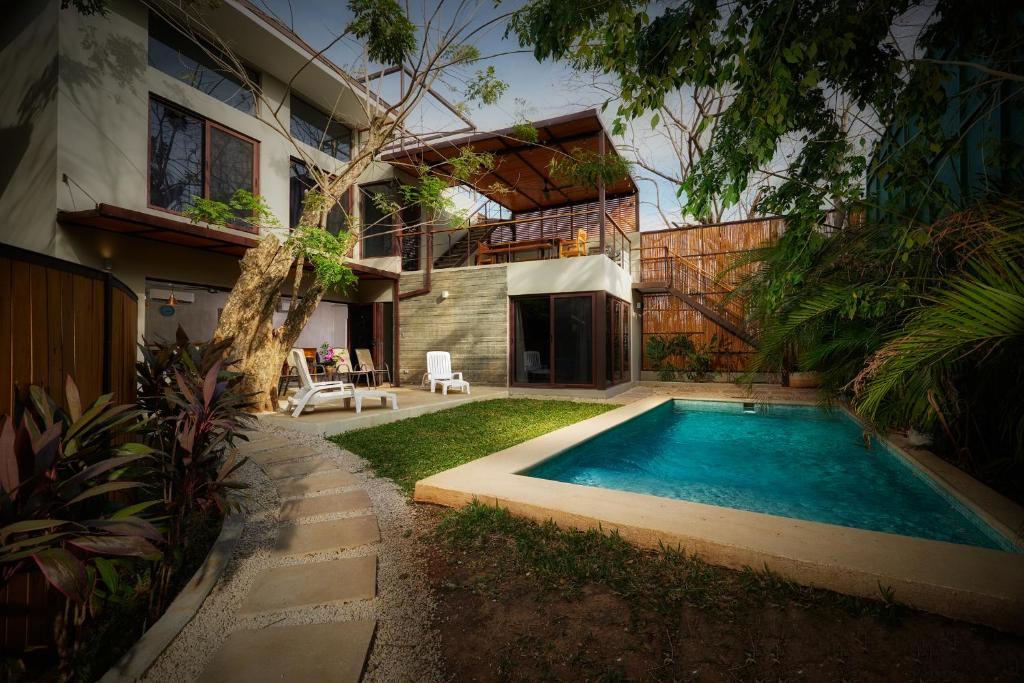 Πισίνα στο ή κοντά στο New Beach House Walk to Tamarindo Beach & Town