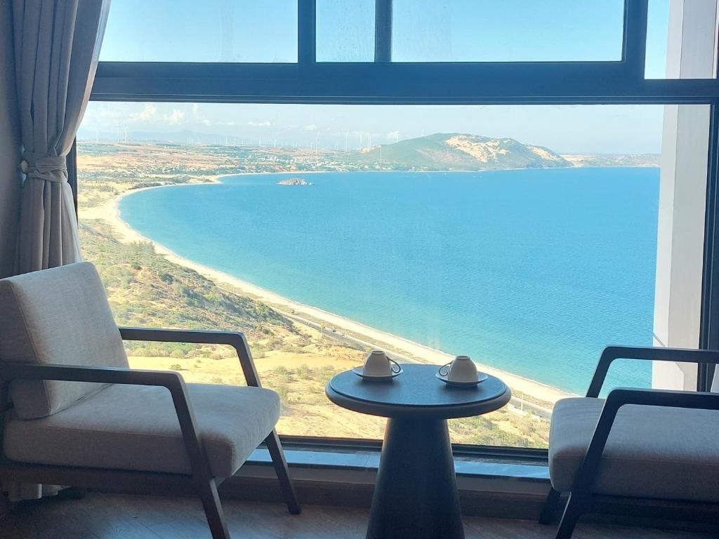 a room with a large window with a table and chairs at APEC MANDALA CHAMBAY MŨI NÉ in Ấp Thiẹn Ái