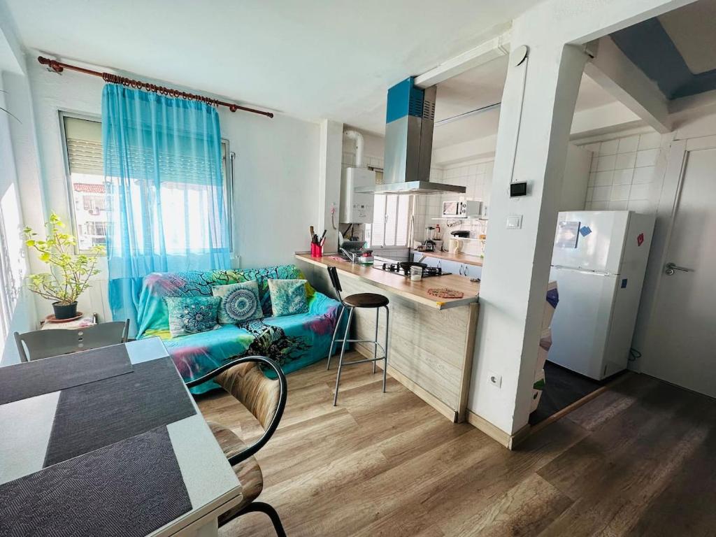 cocina y sala de estar con sofá y mesa en ZARAGOZA CENTRAL APARTMENT, en Zaragoza