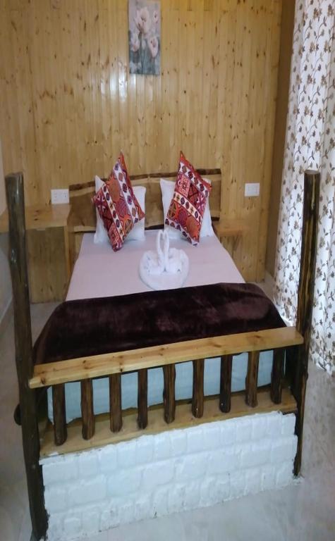 Offbeat Abodes - Tirthan Valley - Deluxe Double Room With Balcony And Sea View