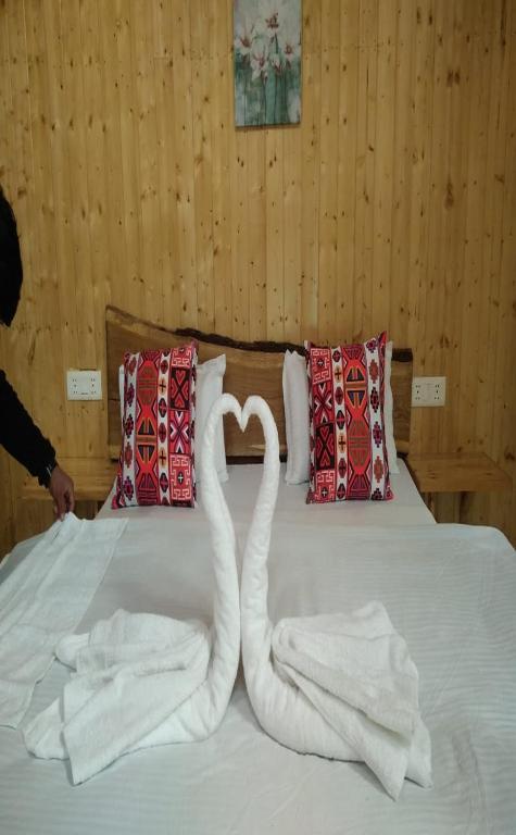Offbeat Abodes - Tirthan Valley - Suite With River View