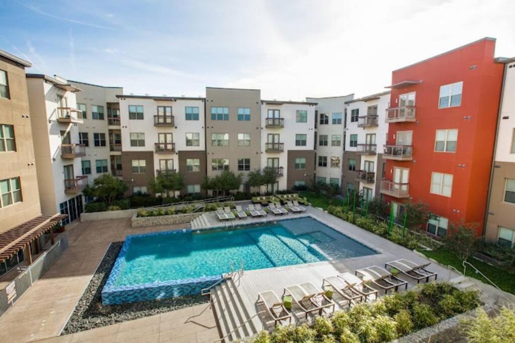 un complexe d'appartements avec piscine et certains bâtiments dans l'établissement Luxurious, 1 bedroom near Downtown & Dickies Arena, à Fort Worth