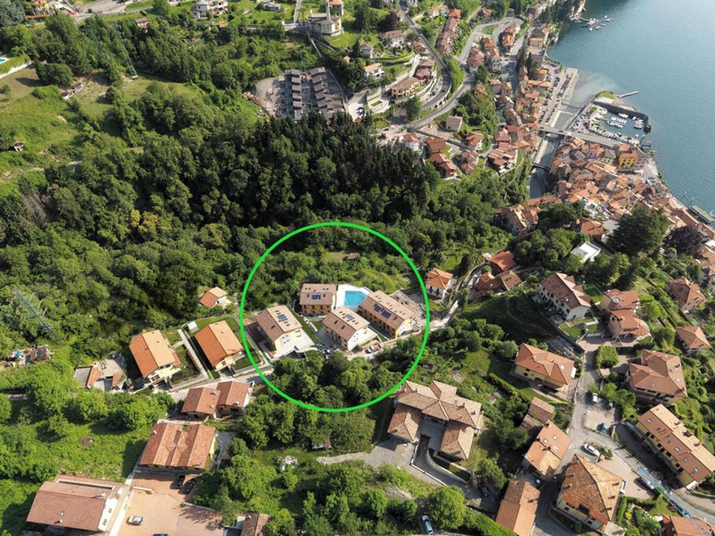 una vista aérea de una casa con un círculo verde en Residence Eden Apartments, en Argegno