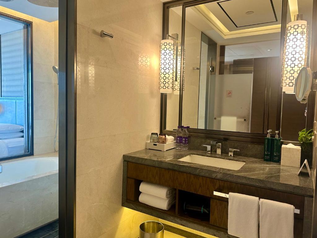 Hilton Zhoushan - Deluxe Lake View King Room
