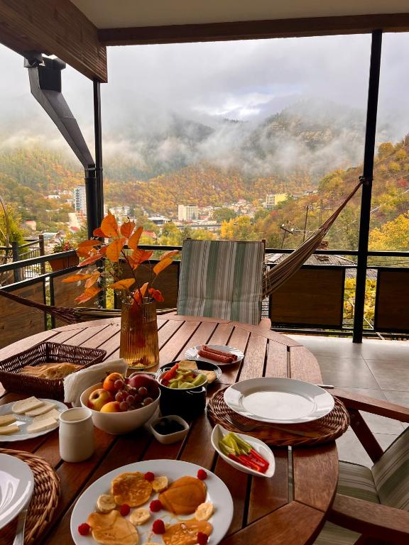 Nespecifikovaný výhled na hory nebo výhled na hory při pohledu z hotelu
