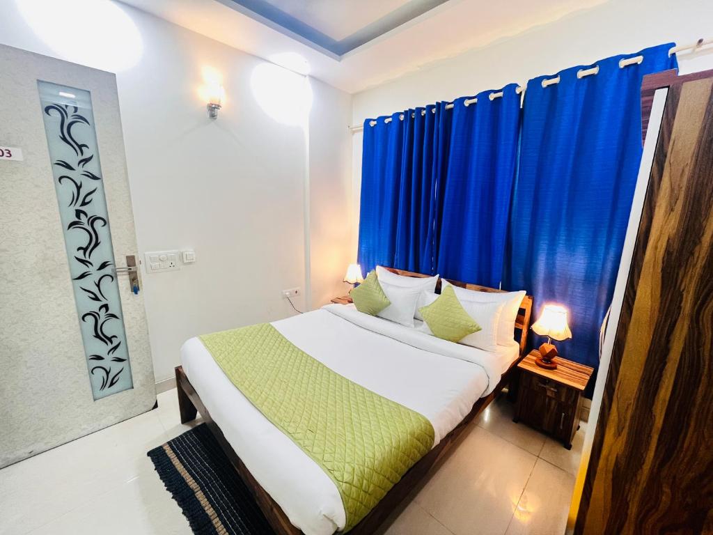 Postel nebo postele na pokoji v ubytování Hotel Park Pride Pitampura New Delhi, Couple Friendly