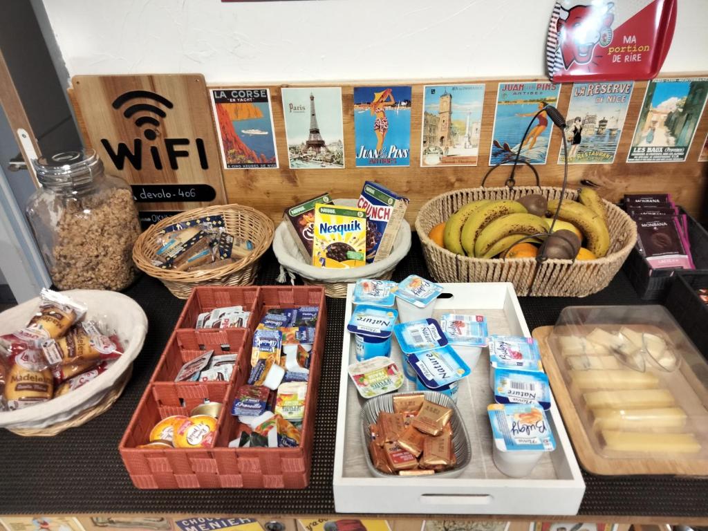 a table topped with baskets of food and snacks at le jack in Mont-sous-Vaudrey