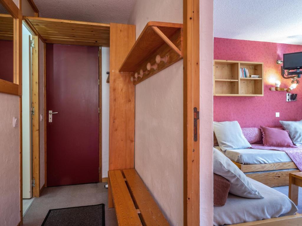 ヴァルモレルにあるAppartement Valmorel, 2 pièces, 4 personnes - FR-1-356-301の二段ベッドとソファが備わる小さな客室です。