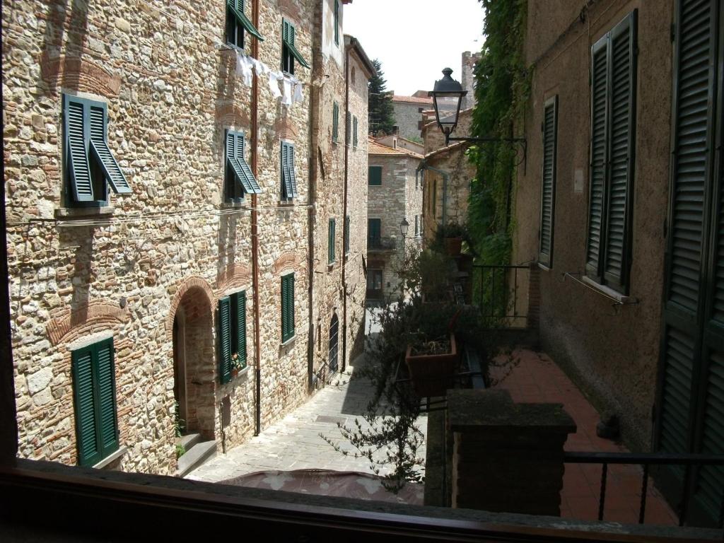 a view from a window of an alley with buildings at Casa Guerrieri in Suvereto
