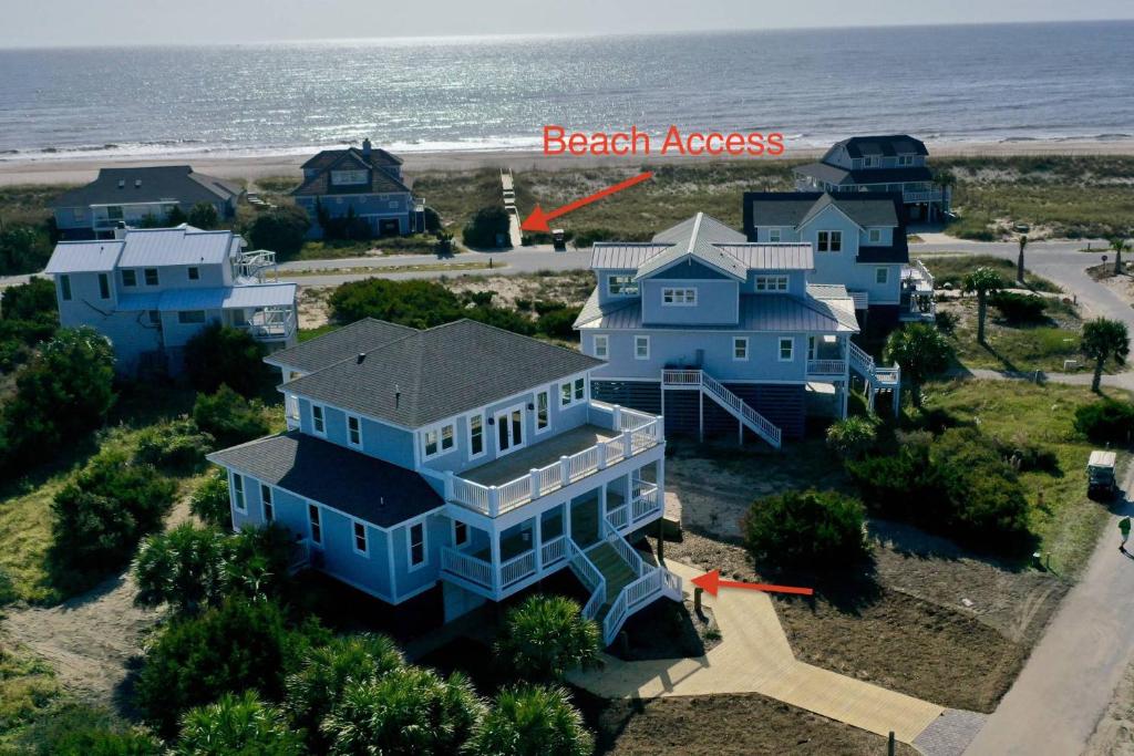 - une vue aérienne sur une maison sur la plage dans l'établissement Beach Bliss, à Southport